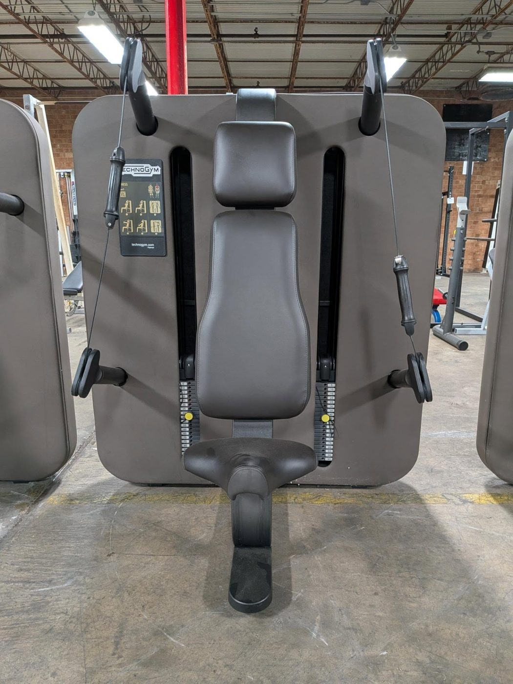 Incline Bench Press Machine Guide: Plate-Loaded vs. Selectorized Incline Chest Press